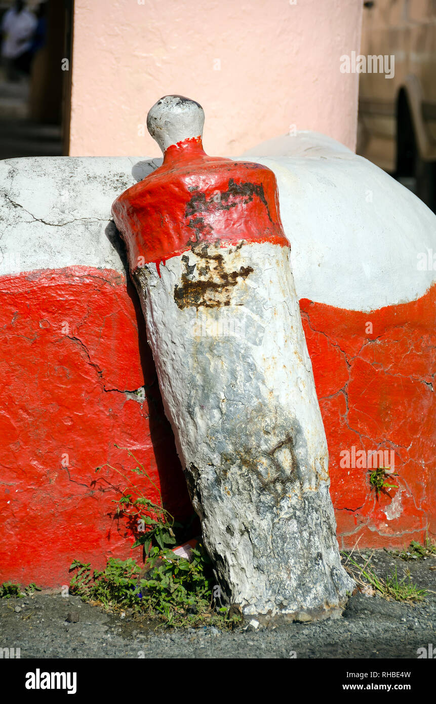 Alte Kanone rot lackiert und weiß als Auto Stop für Parkplatz, Christiansted, St. Croix, US Virgin Islands Stockfoto