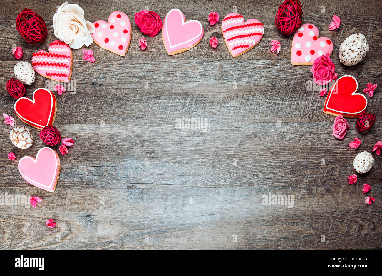 Herzförmige Plätzchen auf einem rustikalen, mit Holz Hintergrund für Valentinstag. Valentines Tag Hintergrund Stockfoto