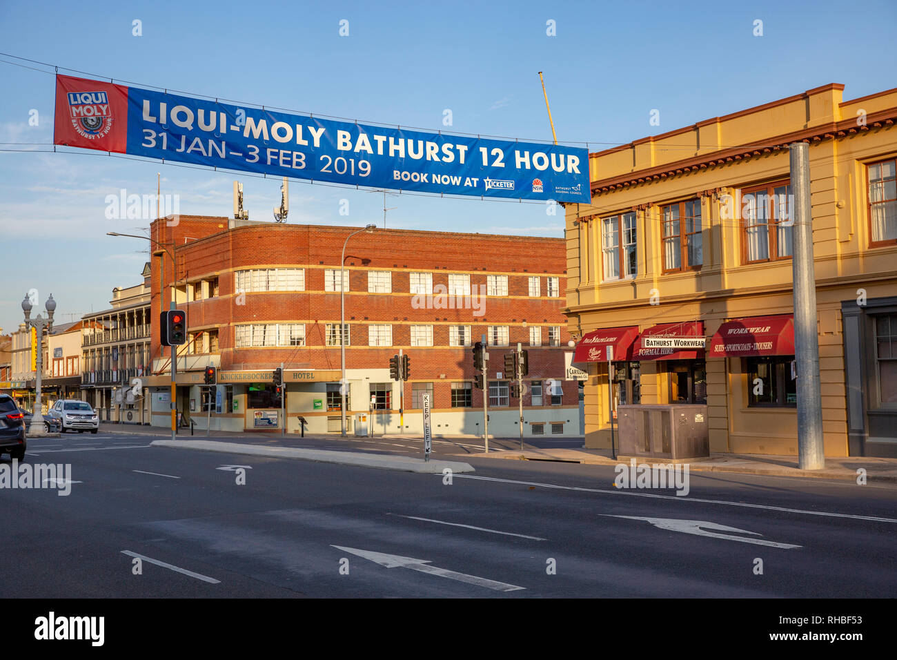 Bathurst Stadt und Straße banner Förderung der Liqui Moly 12 Stunden Motor Car Rennen am Mount Panorama, Bathurst, New South Wales, Australien Stockfoto