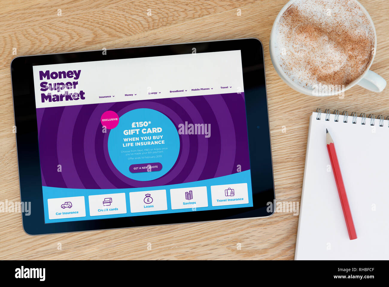 Die MoneySuperMarket website Funktionen auf einem iPad Tablet Gerät, das auf einem Tisch liegt neben einem Notizblock (nur redaktionelle Nutzung). Stockfoto