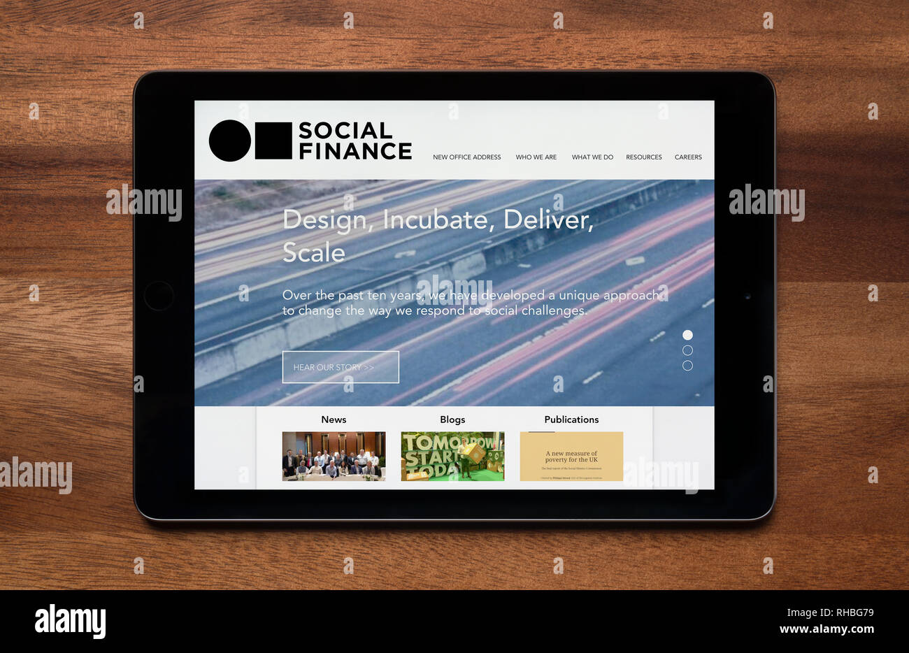 Die Website von Social Finance wird gesehen, auf einem iPad Tablet, der ruht auf einem Holztisch (nur redaktionelle Nutzung). Stockfoto