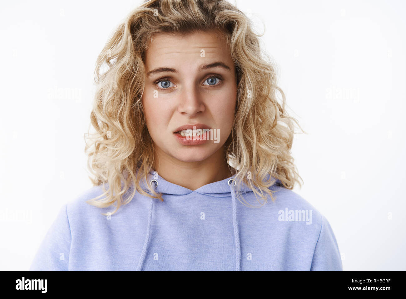 Mädchen fühlt sich traurig und wütend, Empathie, die sich mit Schmerz in den Augen komisch und traurig entschuldigen, ständigen unsicher und unsicher Stockfoto