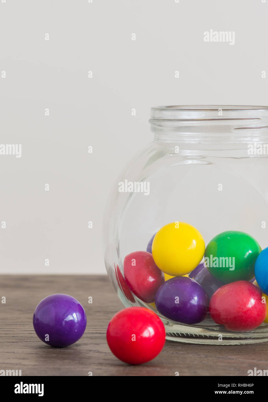 Bunte große gumballs in süßen Jar und auf hölzernen Tisch Stockfoto