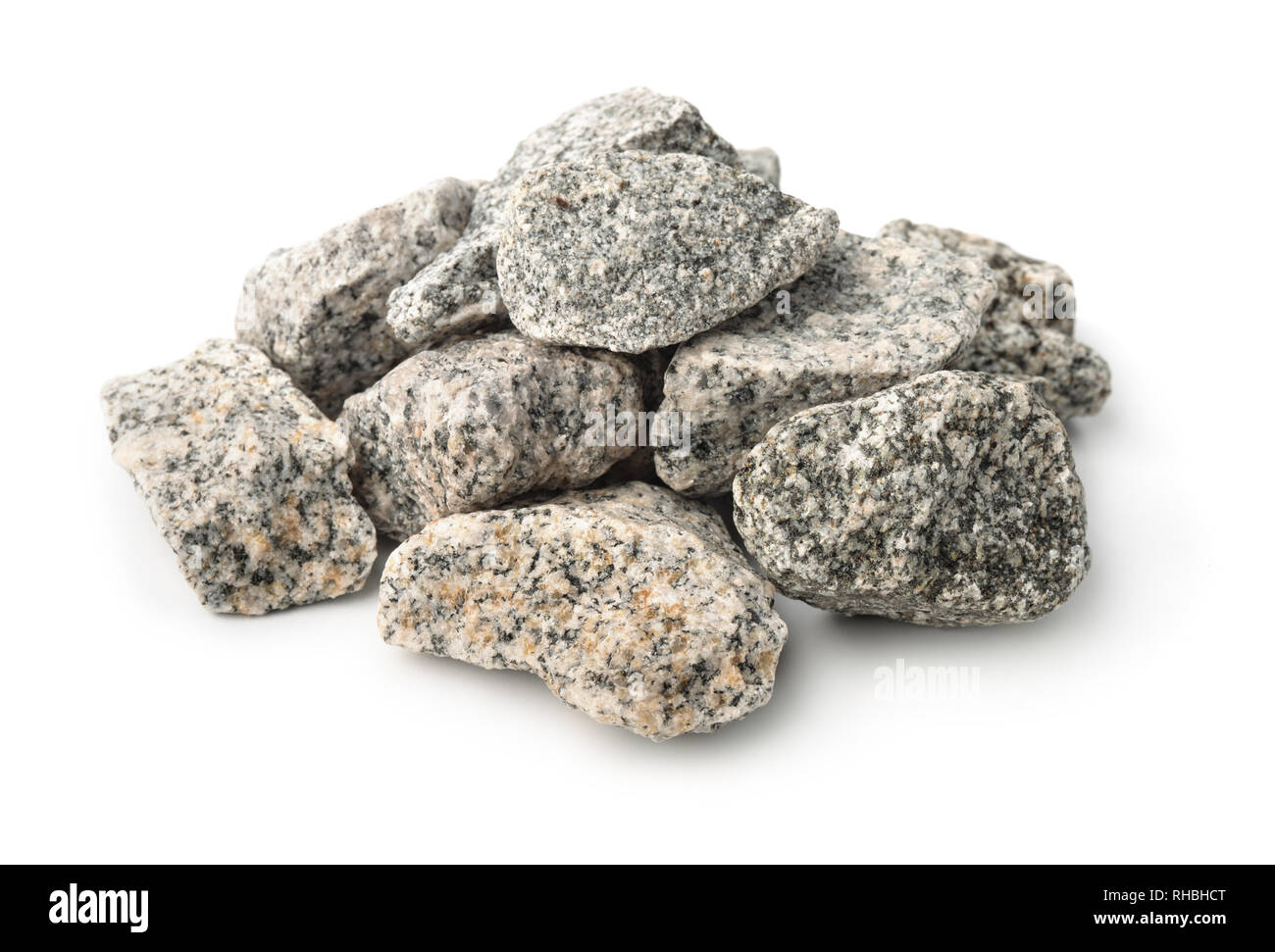 Stapel von gebrochenem Granit Steine isoliert auf weißem Stockfoto