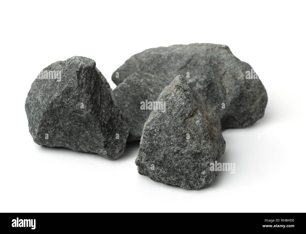 Zerkleinert Granit Steine isoliert auf weißem Stockfoto