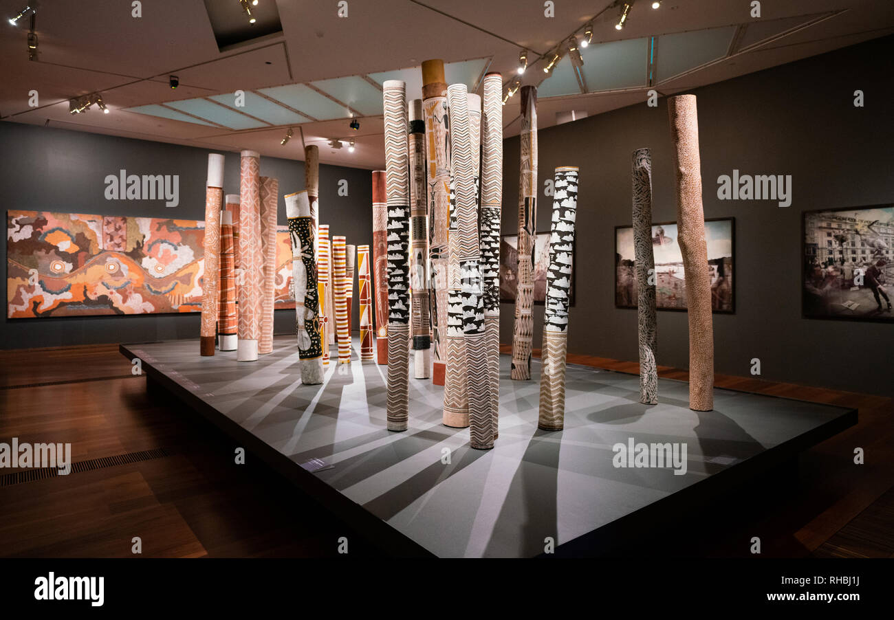 4. Januar 2019, Melbourne Victoria Australien: Mehrere Hollow log Sarg von Aborigines im Ian Potter Centre NGV Australien in Melbour Stockfoto
