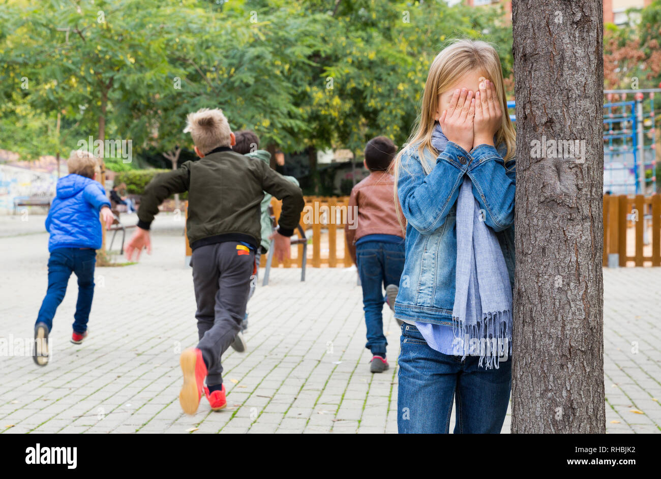Kinder spielen Verstecken und auf der Straße suchen Stockfotografie - Alamy