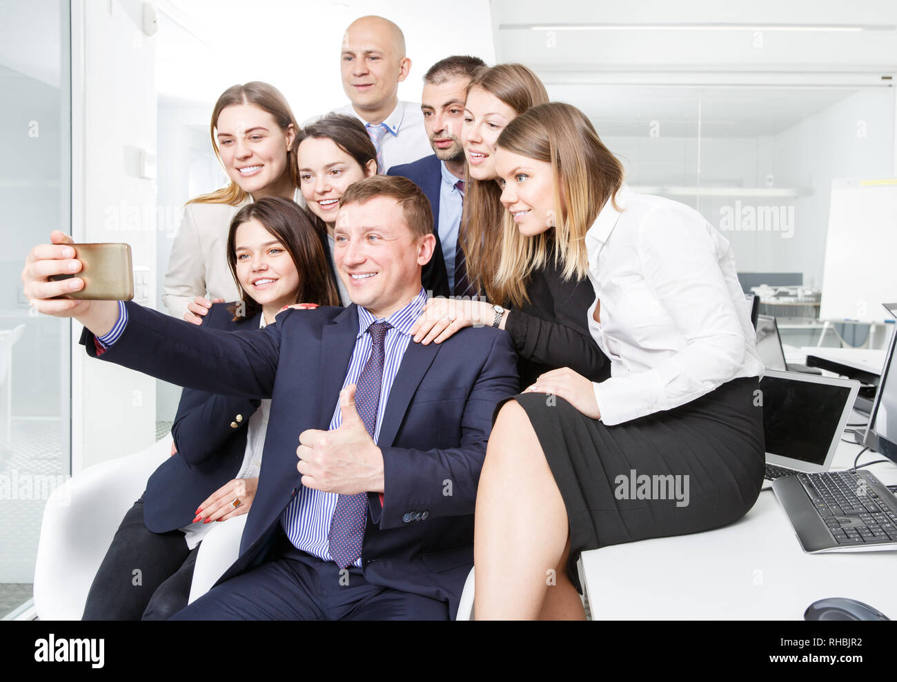 Heiter erfolgreiche Geschäft Leute unter selfie in Coworking Space Stockfoto