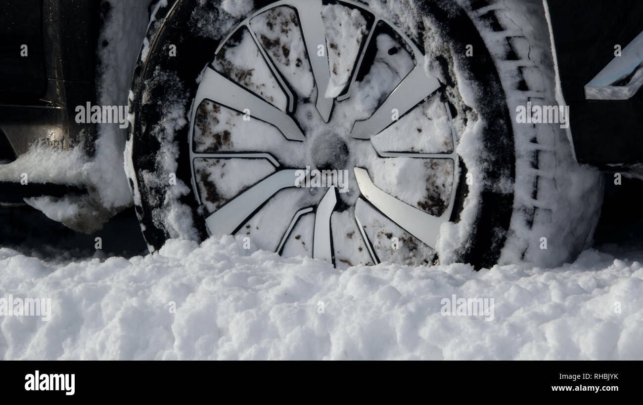 Schlamm All-terrain-Lauffläche mit Schnee Foto verpackt Stockfoto