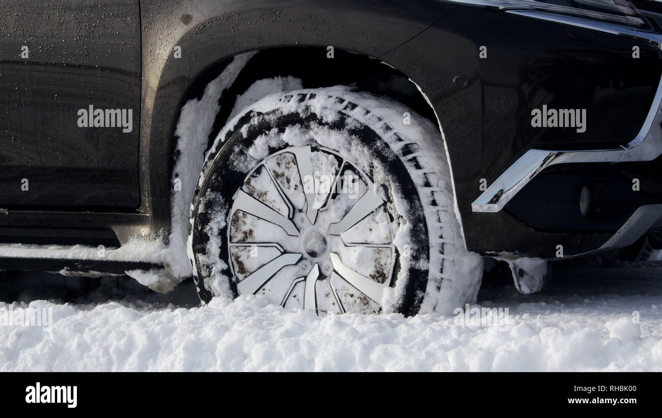 Vorderrad von Auto im Schnee Falle auf den Winter Road an der Landschaft Stockfoto