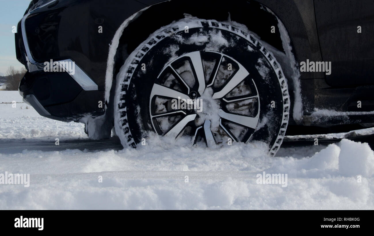 Vorderrad des Auto erhielt im tiefen Schnee stecken Stockfoto