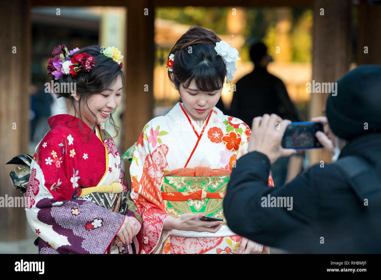 Junge Frau im Kimono auf Tag der Erwachsenen am Meiji Schrein, Harajuku, Tokio, Japan Stockfoto