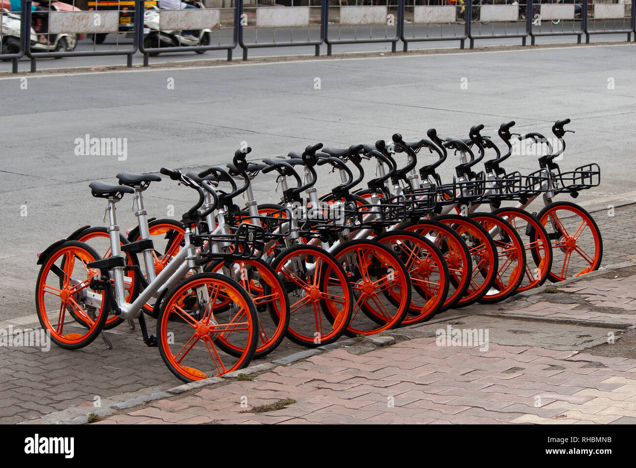 Zyklus stehen auf der Straße, Pune, Maharashtra, Indien Stockfoto