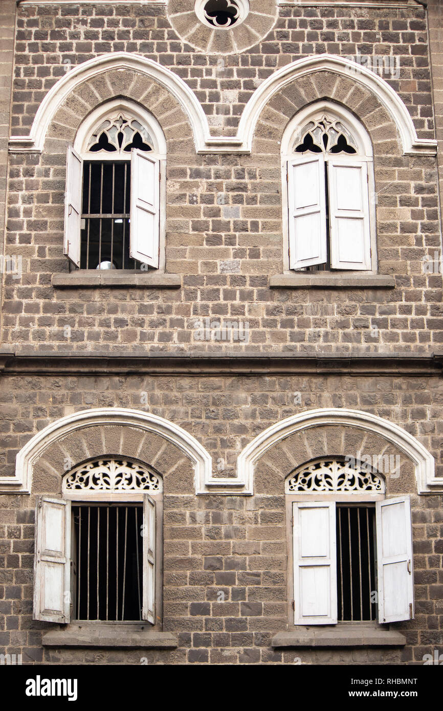Windows im alten Teil von Pune, Maharashtra, Indien Stockfoto