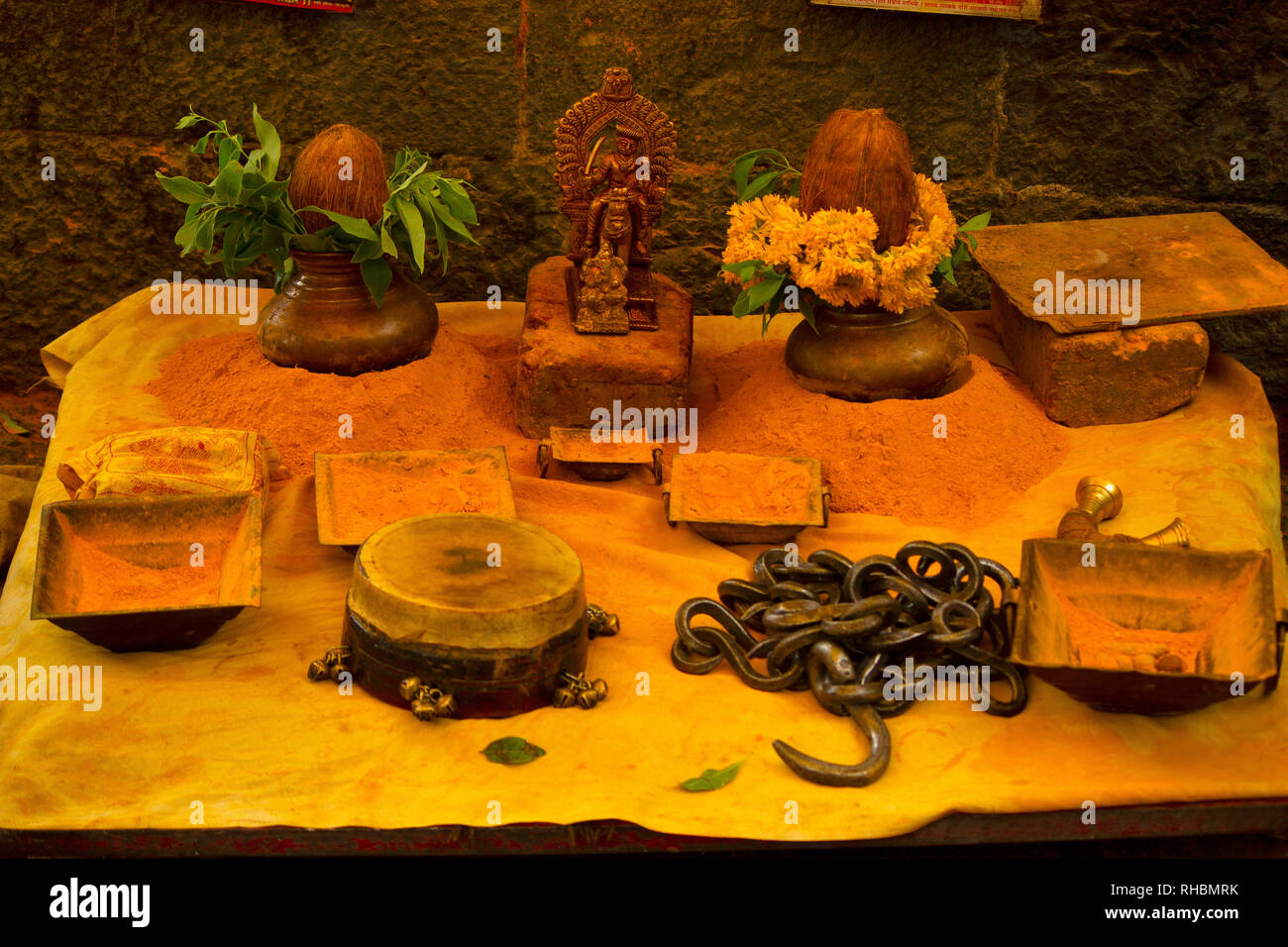 Elemente des Gottesdienstes in Safran Farbe Pulver, Pune, Maharashtra, Indien Stockfoto