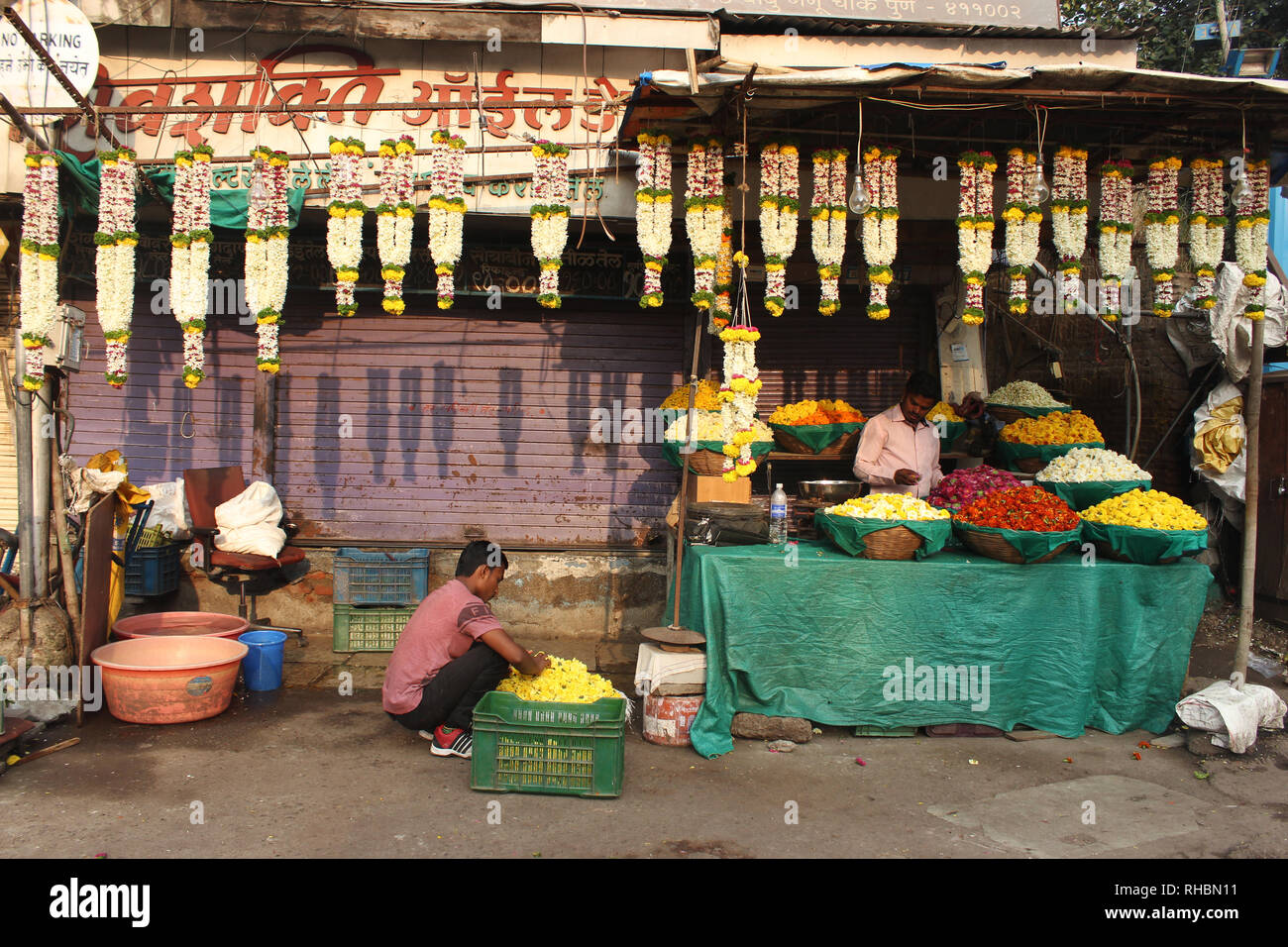 PUNE, MAHARASHTRA, Oktober 2018, Blume Anbieter an seinem Geschäft in einem Blumenmarkt Stockfoto
