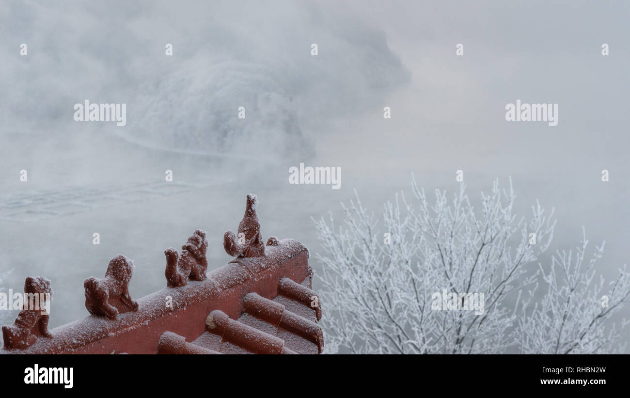 Blick auf See BaiShan, Jilin, mit Traditionellen Chinesischen Dachziegel im Vordergrund. Stockfoto
