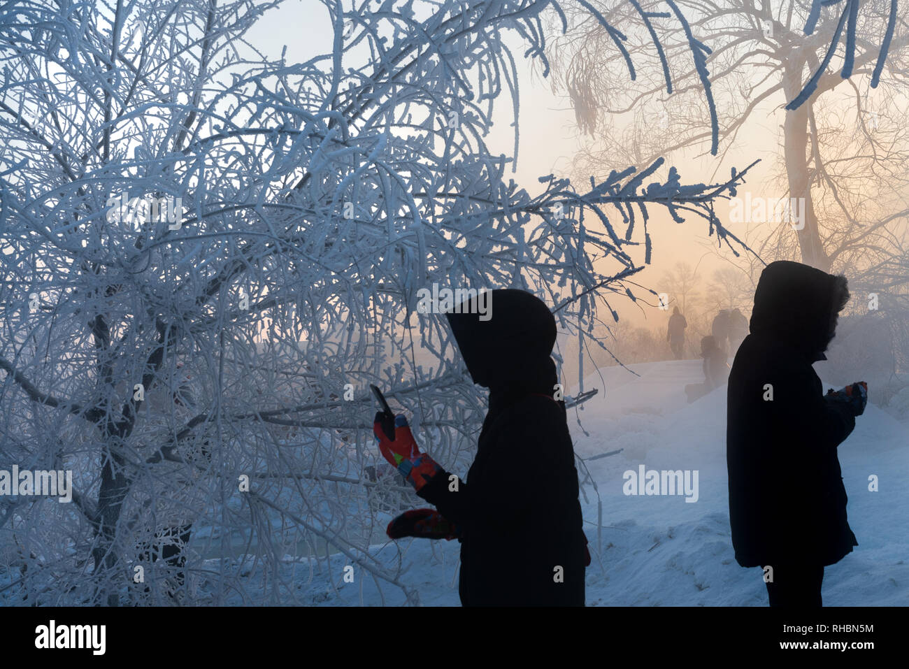 Silhouetten von Touristen selfies auf Rime Insel, Jilin Stockfoto