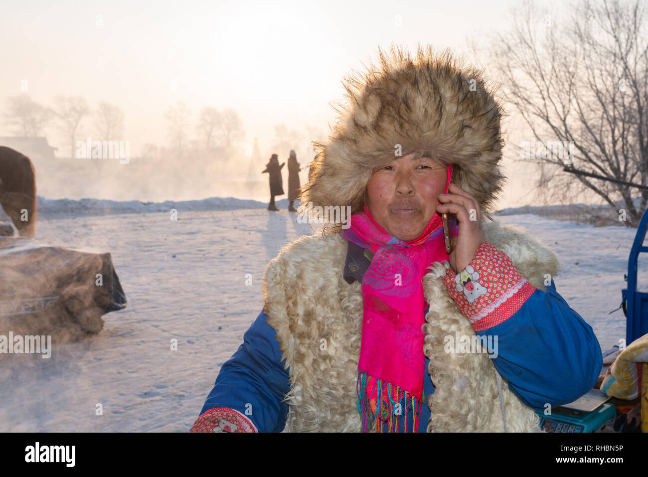 Vertrieb Frau am Telefon, Rime Insel, Jilin Stockfoto