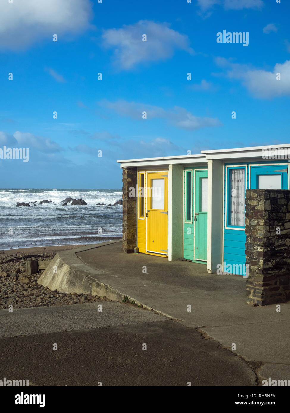 Farbenfrohe Strand Hütten auf Crooklets Beach in Bude, Cornwall Stockfoto
