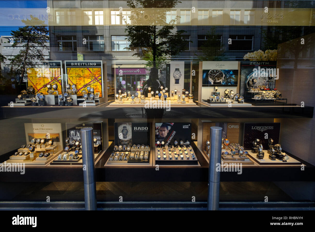 Schweizer Uhren zum Verkauf im Schaufenster Stockfoto
