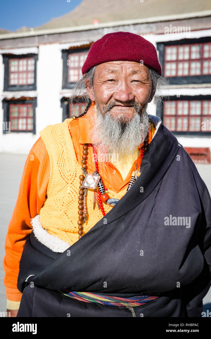 Porträt eines alten tibetischen buddhistischen Pilger mit einem langen Bart in Tashi Lhunpo Kloster Shigatse, Tibet Stockfoto