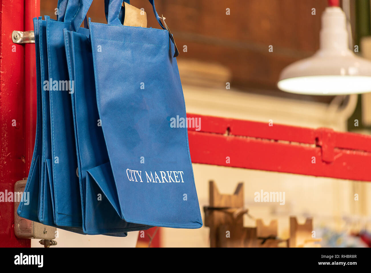 Neue blue Wiederverwendbare shopping Einkaufstüten auf einem Markt. Alternative zur Einzelnutzung Plastiktüten. Auf Kunststoffen verbieten. Stockfoto