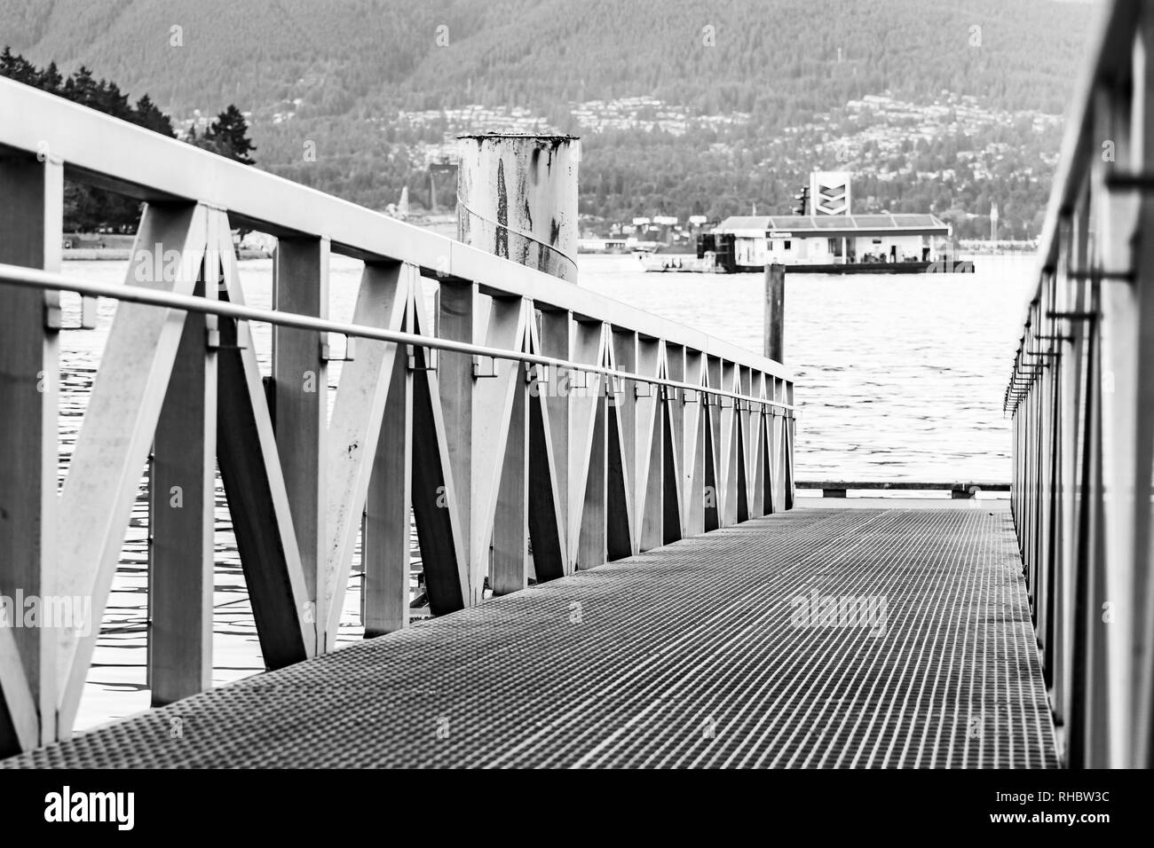 Aluminium Rampe durch ein schwimmdock an der Uferpromenade im Zentrum von Vancouver, Kanada Stockfoto