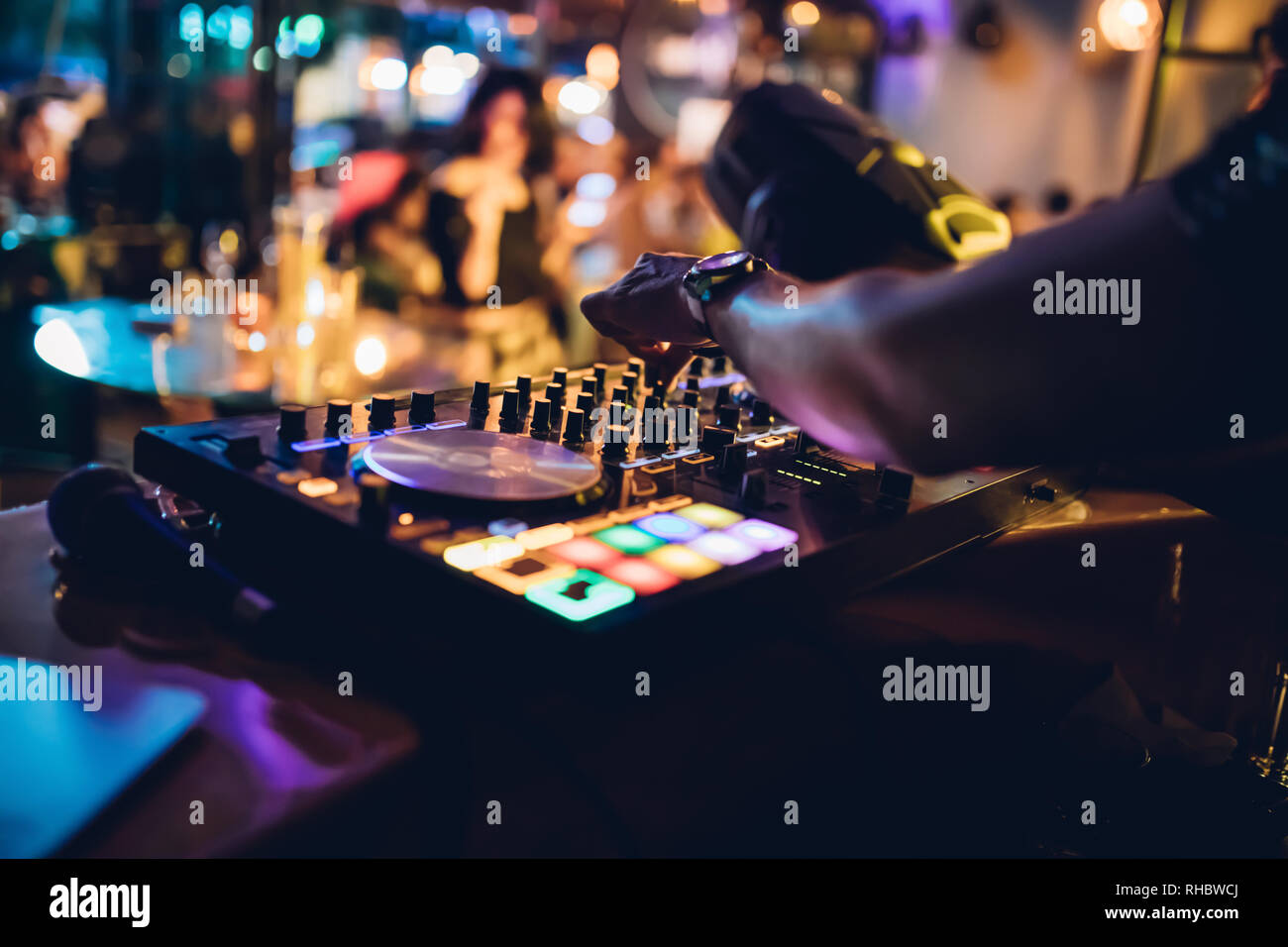 DJ spielt live und Mischen von Musik auf Drehsockel Konsole im Stadium der Night Club. Disk Jokey Hände auf einem Mischpult Station im Club Party. DJ-Mixer Stockfoto