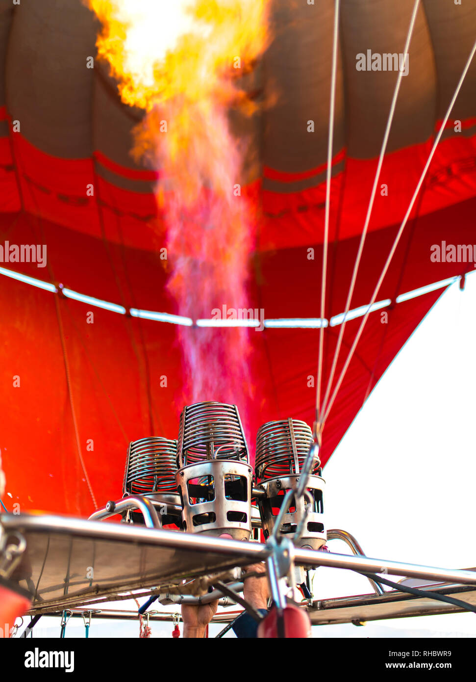 Heißluftballon aufgeblasen oder Inflation mit Gasbrenner Feuer Flamme in Nevsehir, Göreme in Kappadokien in der Türkei. Hot Air Balloon Vorbereitung zum Flug an specta Stockfoto