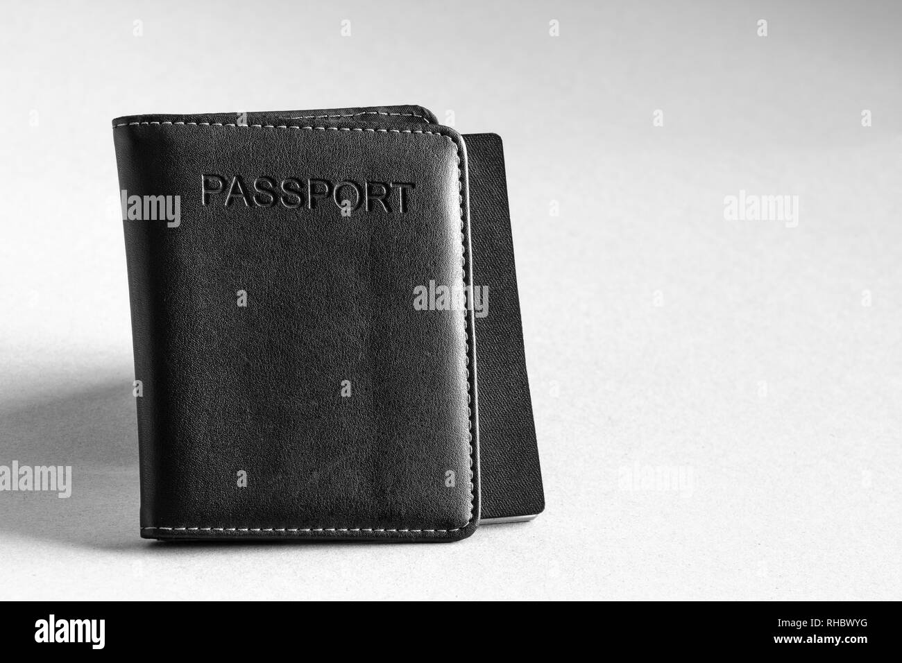 Schwarz Leder Reisepass mit Pass nach innen auf Hintergrund isoliert Stockfoto
