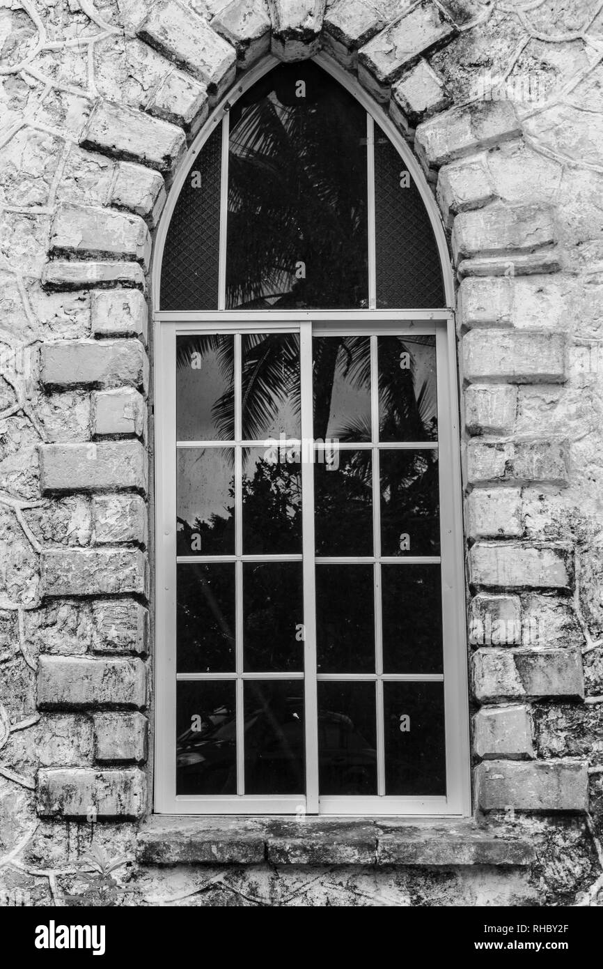 Fenster aus Glas, auf einem Jahrhunderte alten Steinmauer Kirche Gebäude Stockfoto