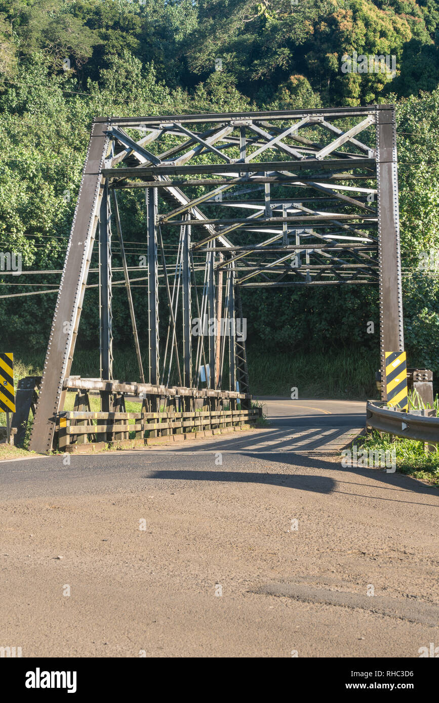 Alte Stahlbrücke auf Straße zu Hanalei, Kauai Stockfoto