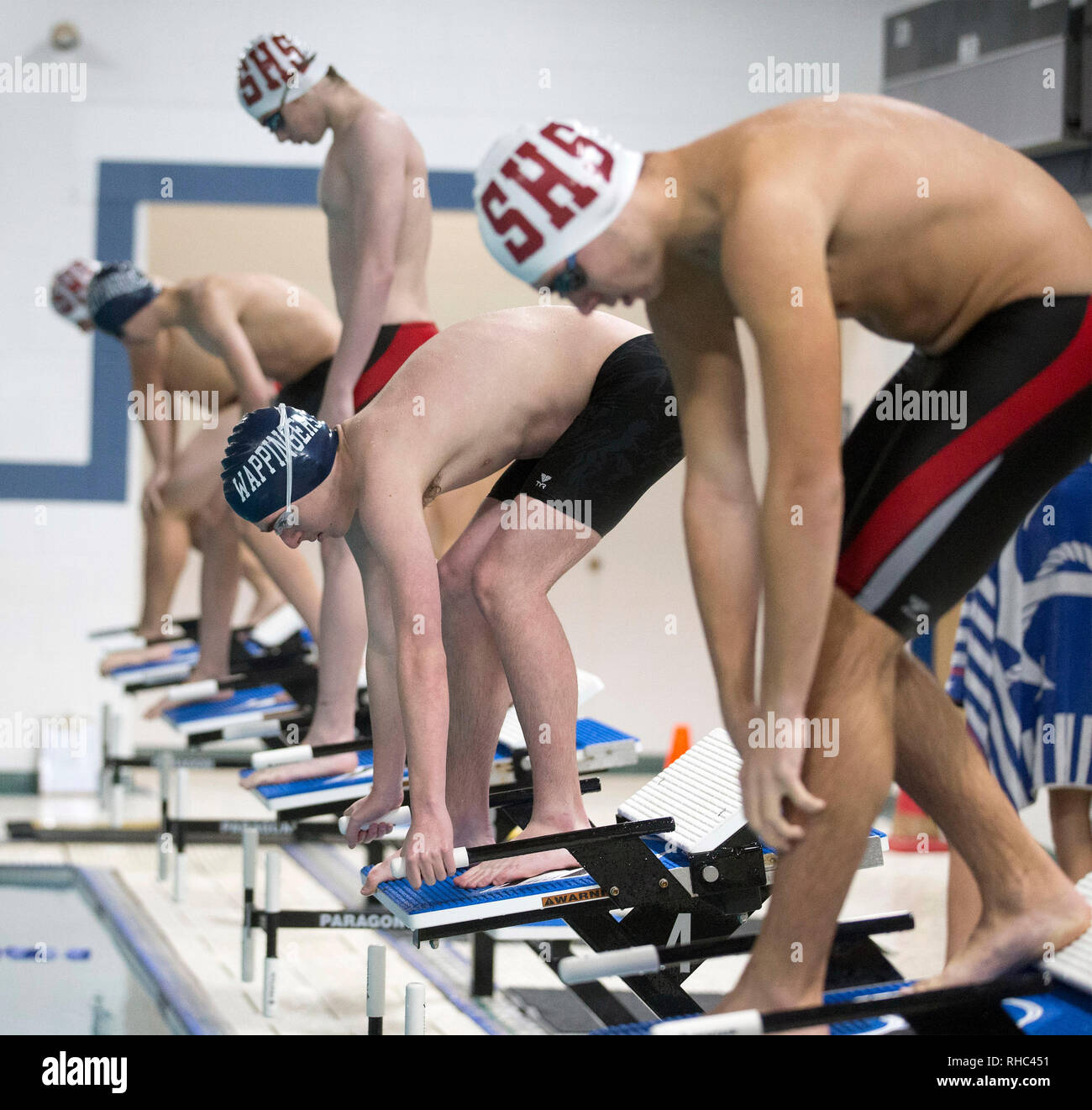 Schwimmer an den Start eines High School Schwimmen treffen Stockfoto