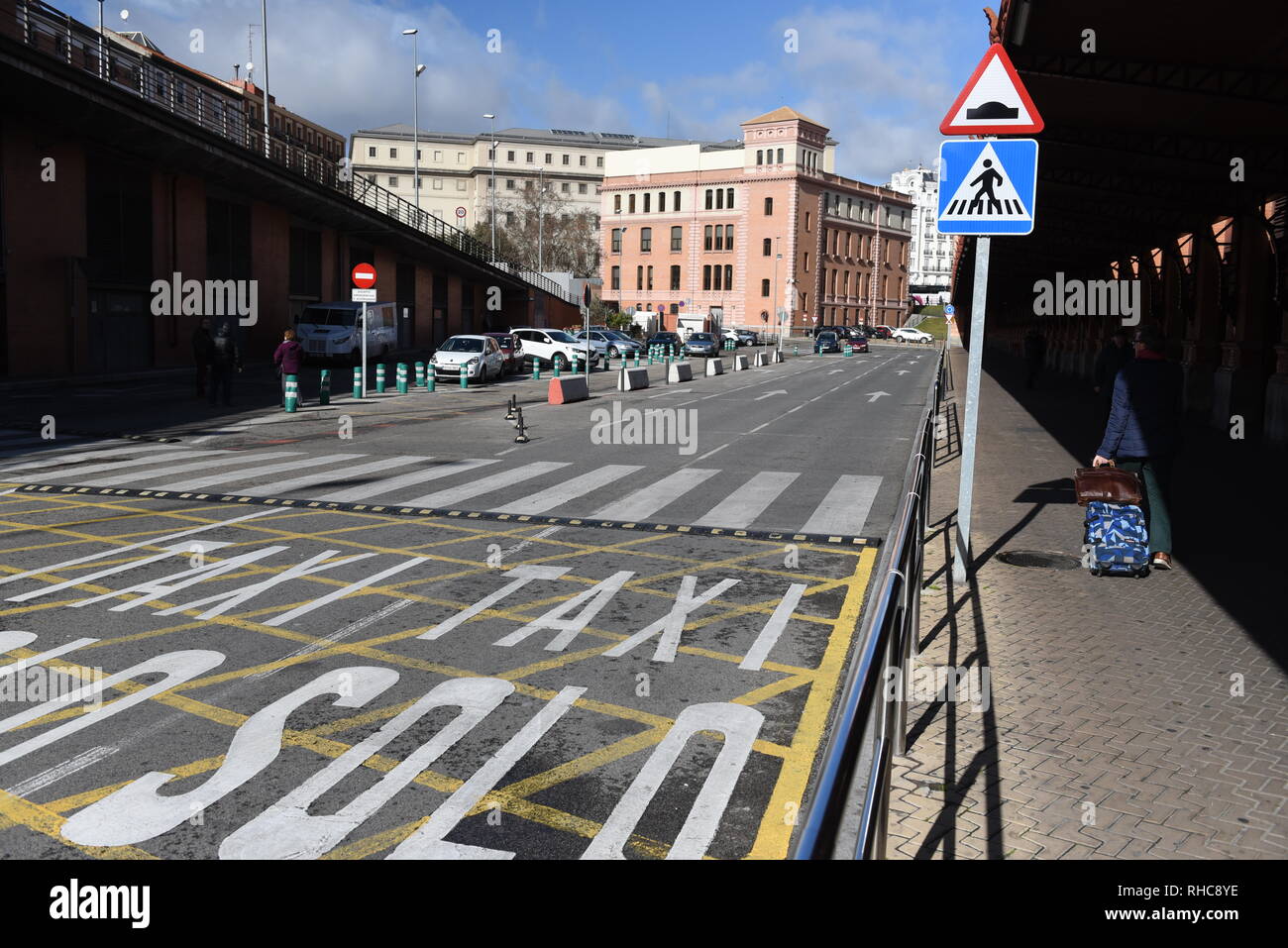 Einen leeren Parkplatz während der Taxi Streik außerhalb der Bahnhof Atocha in Madrid, wo die Taxifahrer in der Regel warten bis zu Bahnreisende abholen. Taxifahrer fahren Sie mit ihren Protest als Teil eines Streiks seit 21. Januar 2019, zu verlangen, die Verordnung auf Fahrt erhöht - Sharing Diensten wie Uber und Cabify. Stockfoto