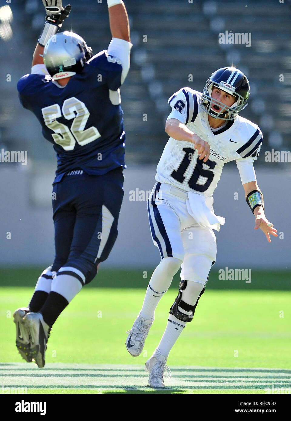 Carson, CA. 15 Dez, 2012. Marin katholische Quarterback Jared #16 Goff. Die CIF Abteilung 3 California State Fußball-Europameisterschaft Fußball-Spiel zwischen Marin katholische und Madison im Home Depot Center in Carson, Kalifornien. Madison Niederlagen Marin katholische 38-35. Louis Lopez/CSM/Alamy leben Nachrichten Stockfoto