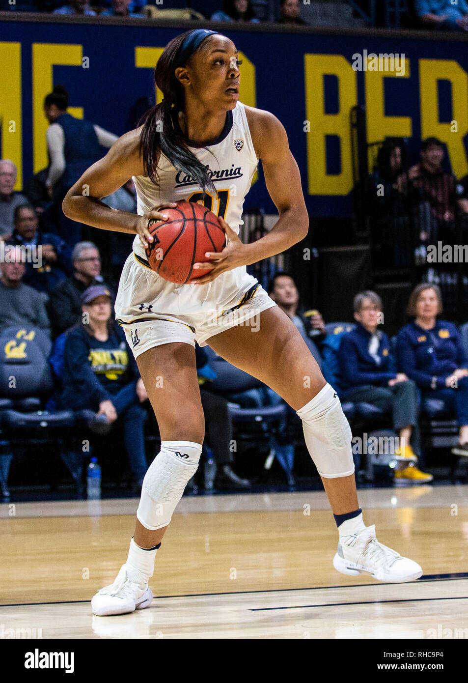 Berkeley, CA USA 31 Jan, 2019. A. in Kalifornien forward/center Kristine Anigwe (31) schaut auf die Kugel während der Basketball Spiel der NCAA Frauen zwischen Stanford Kardinal und die Kalifornien goldenen Bären 81-80 Gewinn an Hass Pavillon Berkeley Calif Thurman James/CSM/Alamy leben Nachrichten Stockfoto