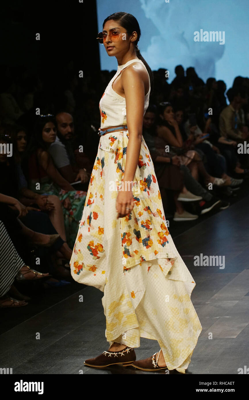 Mumbai, Indien, 1. Feb 2019: Modell gehen die Rampe für TAHWEEVE Schöpfung auf lakme Fashion Week Summer Collection 2019. an jio Garten, BKC, am 1. Februar 2019 Mumbai. Foto von prodip Guha Stockfoto