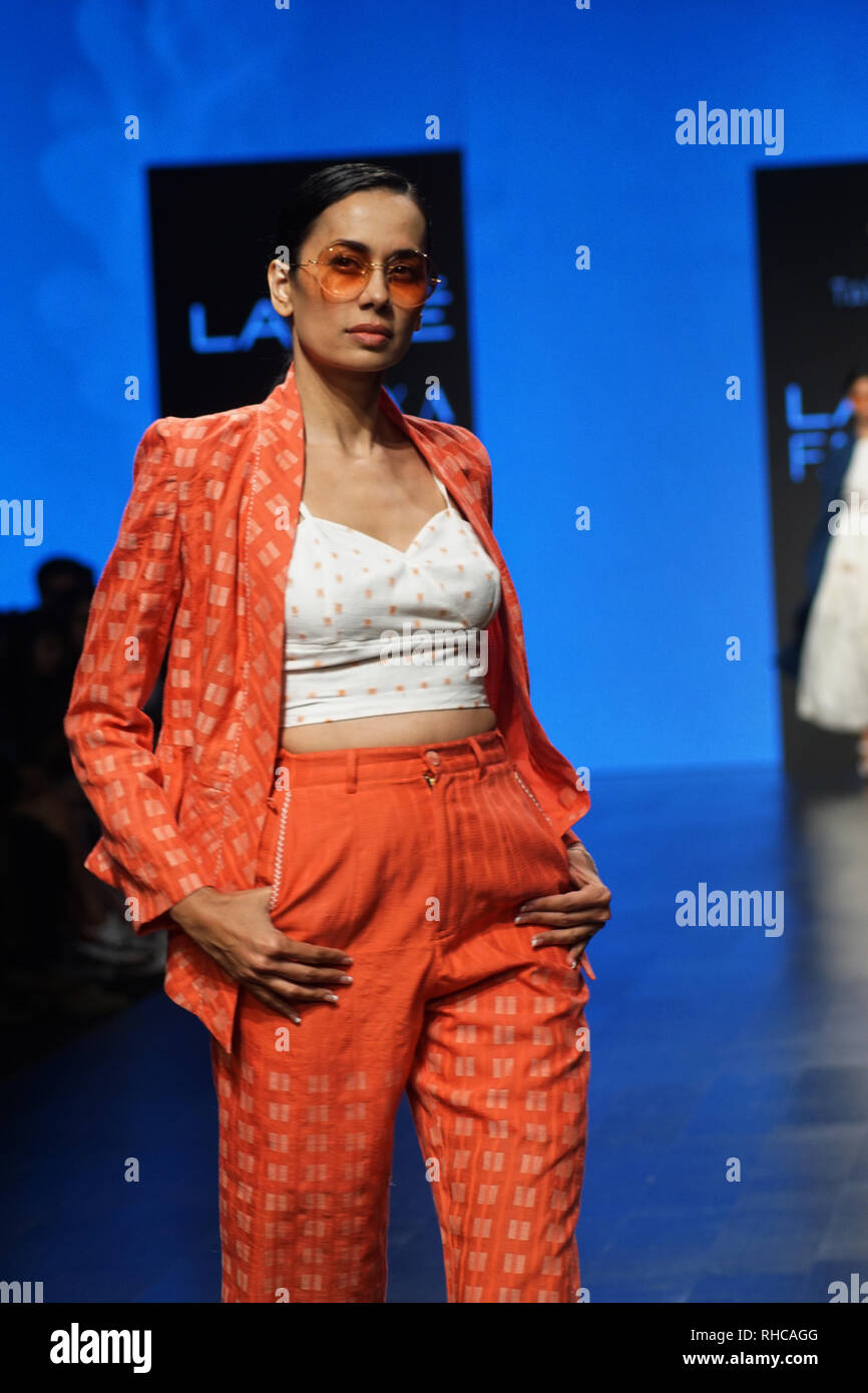 Mumbai, Indien, 1. Feb 2019: Modell gehen die Rampe für TAHWEEVE Schöpfung auf lakme Fashion Week Summer Collection 2019. an jio Garten, BKC, am 1. Februar 2019 Mumbai. Foto von prodip Guha Stockfoto