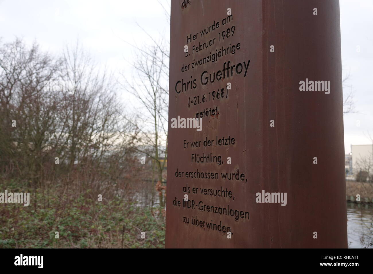 31 Januar 2019, Deutschland (Deutsch), Berlin: Die Gedenkstätte Spalte am Britzer Zweig canal erinnert an Chris Gueffroy, der letzte Flüchtling an der Berliner Mauer erschossen. Vor 30 Jahren, am 5. Februar 1989, die junge Ost Berliner starb, als wollte er die Grenzanlagen mit einem Freund zu überwinden. Foto: Sven Braun/dpa Stockfoto