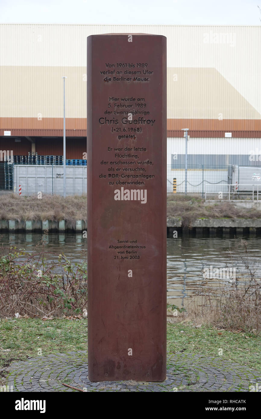 31 Januar 2019, Deutschland (Deutsch), Berlin: Die Gedenkstätte Spalte am Britzer Zweig canal erinnert an Chris Gueffroy, der letzte Flüchtling an der Berliner Mauer erschossen. Vor 30 Jahren, am 5. Februar 1989, die junge Ost Berliner starb, als wollte er die Grenzanlagen mit einem Freund zu überwinden. Foto: Sven Braun/dpa Stockfoto