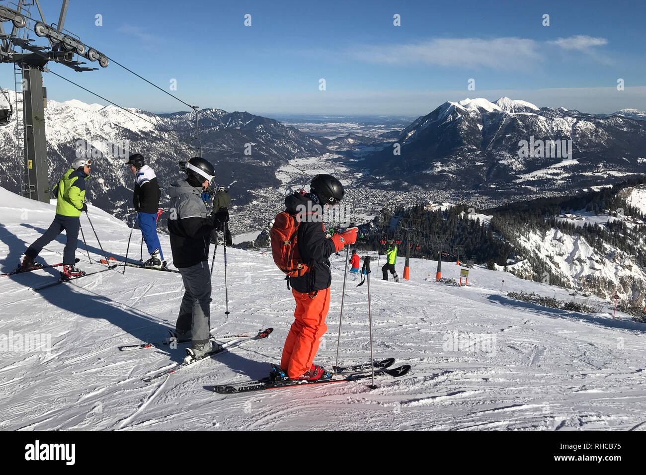 Garmisch Partenkirchen Deutschland 31 Jan 19 Skifahrer In Den Bayerischen Alpen Garmisch Classic Ski Resort Kreuzeck Bayern Deutschland Skifahren Skifahren Ski Ski Sonne Aussicht Freizeitaktivitaten Sport Landschaft Aktivitat Schnee