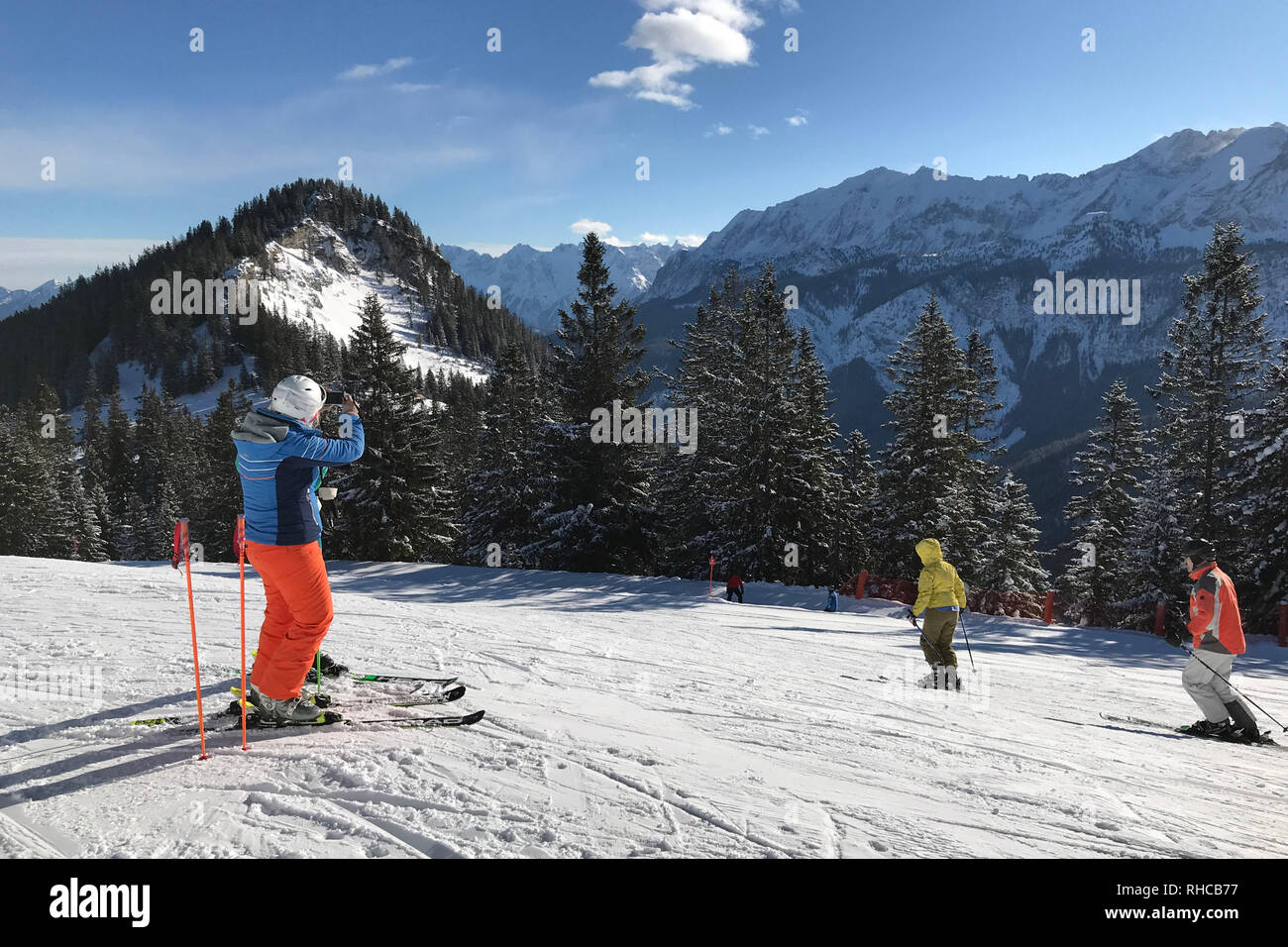 Garmisch Partenkirchen Deutschland 31 Jan 19 Skifahrer In Den Bayerischen Alpen Garmisch Classic Ski Resort Kreuzeck Bayern Deutschland Skifahren Skifahren Ski Ski Sonne Aussicht Freizeitaktivitaten Sport Landschaft Aktivitat Schnee