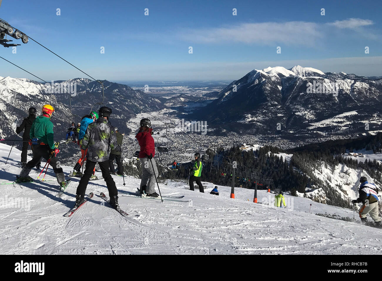 Garmisch Partenkirchen Deutschland 31 Jan 19 Skifahrer In Den Bayerischen Alpen Garmisch Classic Ski Resort Kreuzeck Bayern Deutschland Skifahren Skifahren Ski Ski Sonne Aussicht Freizeitaktivitaten Sport Landschaft Aktivitat Schnee
