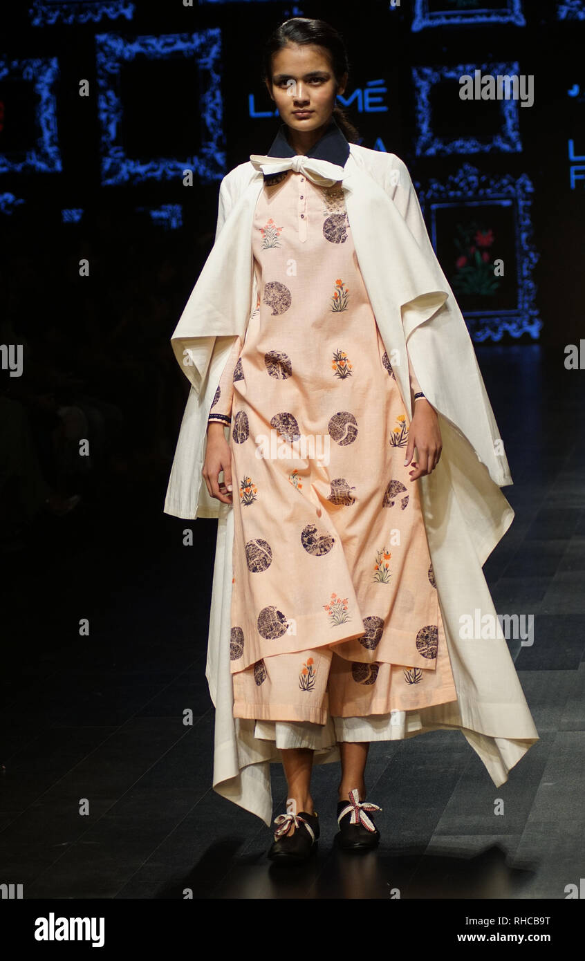 Mumbai, Indien, 2. Feb 2019: Modell gehen die Rampe für Jajaabor Schöpfung auf lakme Fashion Week Summer Collection 2019 Tag 4. bei jio Garten, Bkc am 2 Feb 2019 Mumbai. Foto von prodip Guha Stockfoto