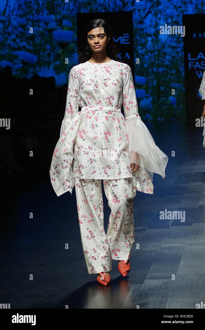 Mumbai, Indien, 2. Feb 2019: Modell gehen die Rampe für Kanelle Schöpfung auf lakme Fashion Week Summer Collection 2019 Tag 4. bei jio Garten, Bkc am 2 Feb 2019 Mumbai. Foto von prodip Guha Stockfoto