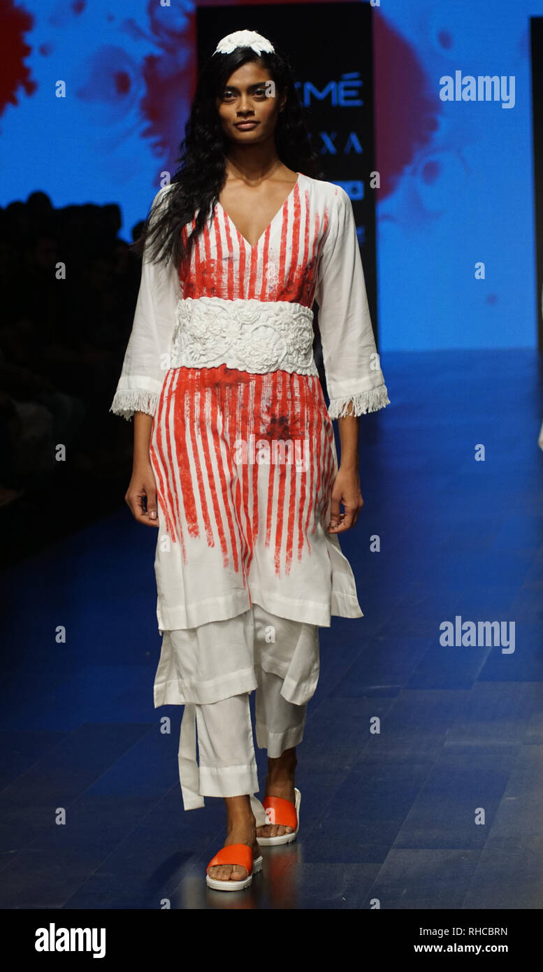 Mumbai, Indien, 2. Feb 2019: Modell gehen die Rampe für Mahammed Mazhar Schöpfung auf lakme Fashion Week Summer Collection 2019 Tag 4. bei jio Garten, Bkc am 2 Feb 2019 Mumbai. Foto von prodip Guha Stockfoto