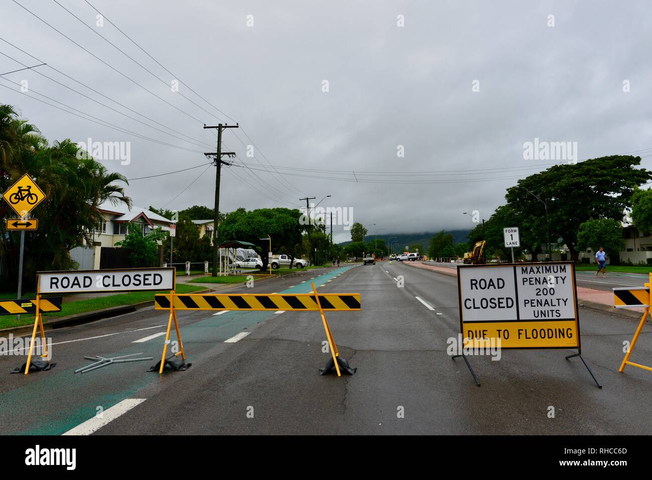 Straßensperrung wegen Hochwasser Höchststrafe 200 Strafe Einheiten, Bowen Road und Ross River Brücke überflutet, als das Hochwasser ansteigen, Townsville, Queensland, Australien. 2 Feb, 2019. Hochwasser weiter zu verschlechtern, während die Sintflut fortgesetzt und mehr Wasser aus dem buldging Ross River dam freigegeben das Scheitern der Staumauer zu verhindern. Quelle: P&F Fotografie/Alamy leben Nachrichten Stockfoto