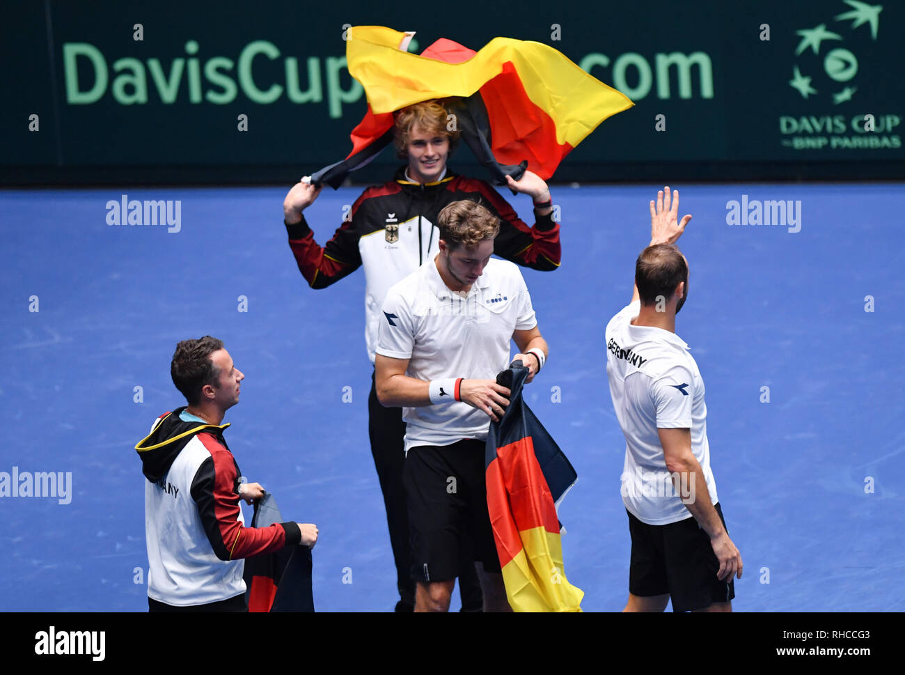 02 Februar 2019, Hessen, Frankfurt/Main: Tennis: Davis Cup, Qualifikation Deutschland - Ungarn, verdoppelt in der Fraport Arena. Die Deutschen Philipp Kohlschreiber (L-R), Alexander Zverev, Jan-Lennard Struff und Tim Pütz feiert Doppelsieg über Ungarns Borsos/Nagy. Foto: Arne Dedert/dpa Stockfoto