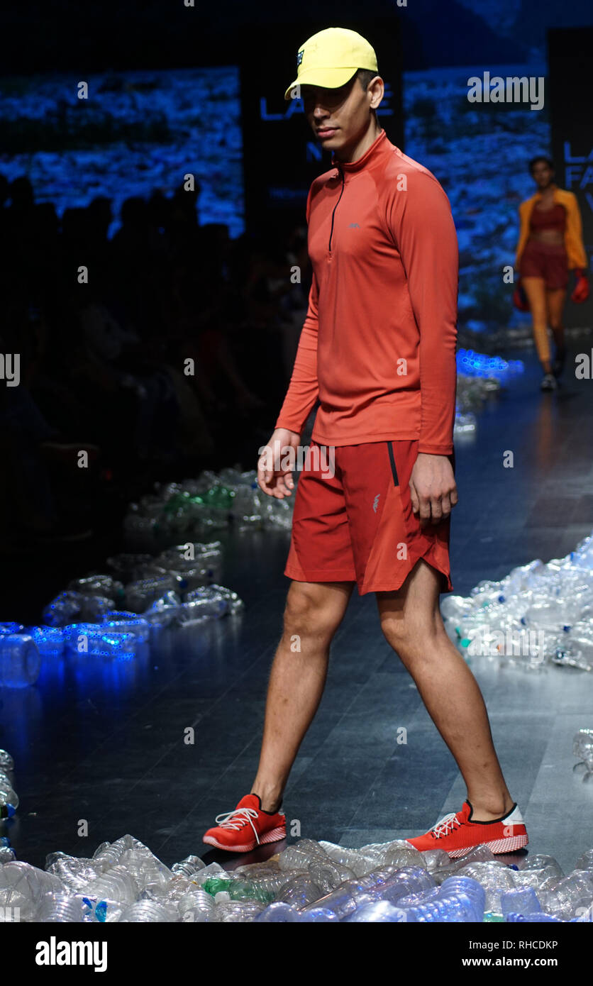 Mumbai, Indien. 2. Februar 2019. Modell gehen die Rampe für Designer Narendra Kumar Schöpfung auf lakme Fashion Week Summer Collection 2019 Tag 4. bei jio Garten, Bkc am 2 Feb 2019 Mumbai. Foto von prodip Guha Credit: prodip Guha/Alamy leben Nachrichten Stockfoto